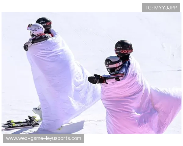 滑雪速降赛选手被风吹偏仍力挽狂澜