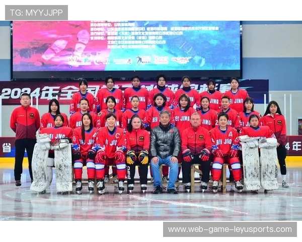 女子冰球赛：冰雪竞技展现中国队坚强拼搏精神，女子冰球锦标赛