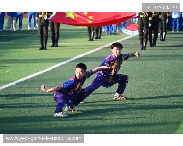 赛场欢笑场景：运动员的趣味表演点燃气氛